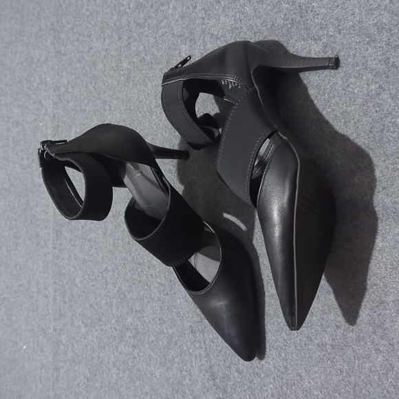 Vera Wang heels with ankle strap - Picture 2 of 2